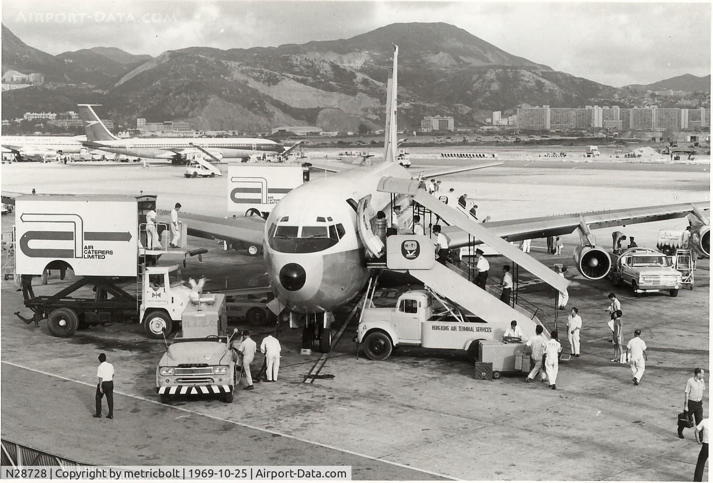 N28728, 1968 Boeing 707-331B C/N 19573, Immediately after arrival in HKG Kai Tak,passengers deplaning
