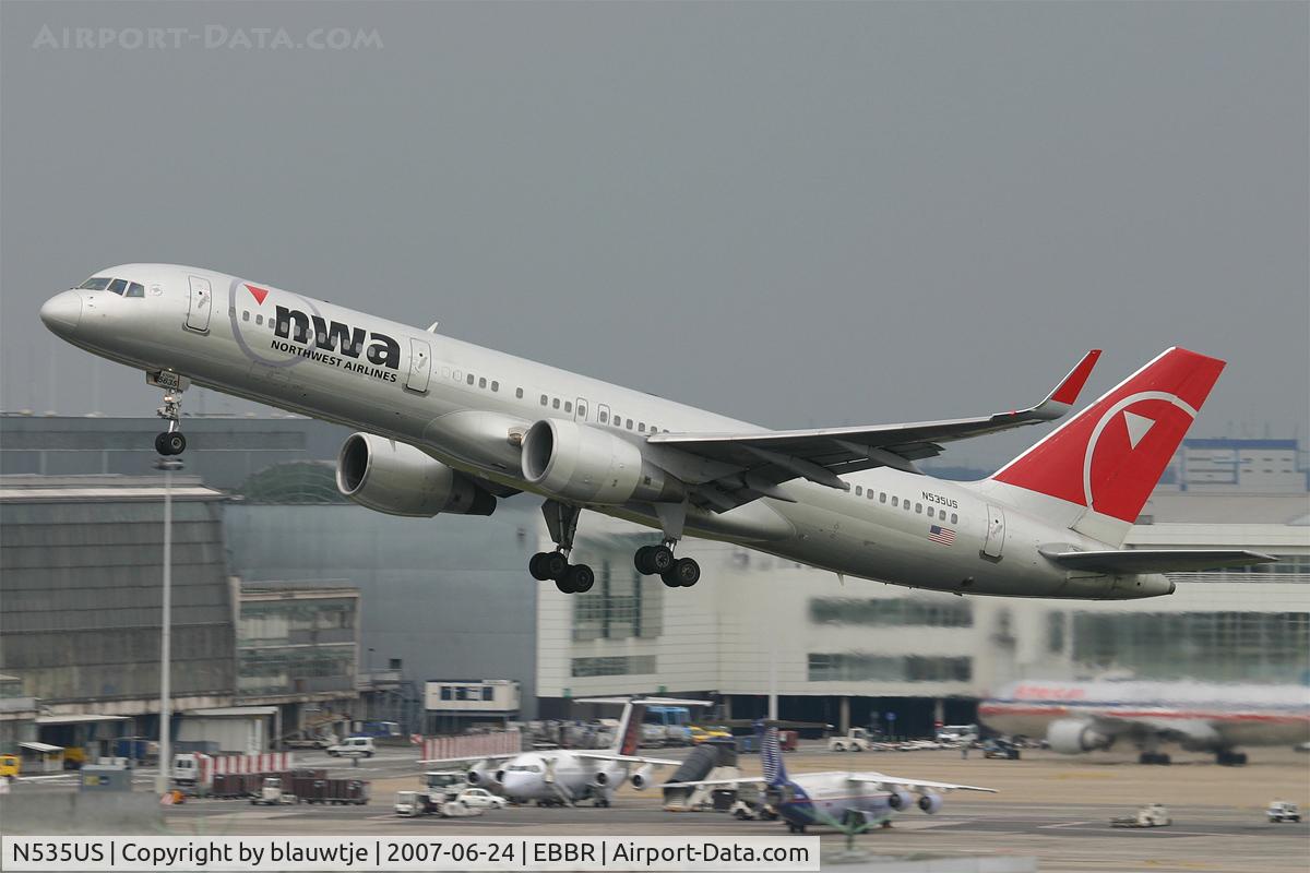 N535US, 1995 Boeing 757-251 C/N 26482, 757 taking off from rwy 20!