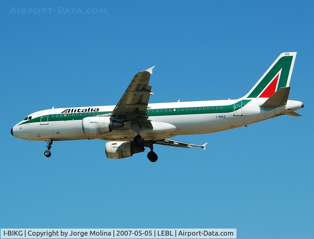 I-BIKG, 2001 Airbus A320-214 C/N 1480, Clear to land RWY 25R.
