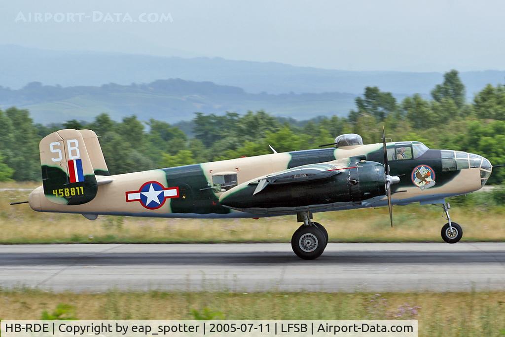 HB-RDE, 1945 North American B-25J Mitchell Mitchell C/N 108-47562, landing on rwy 16