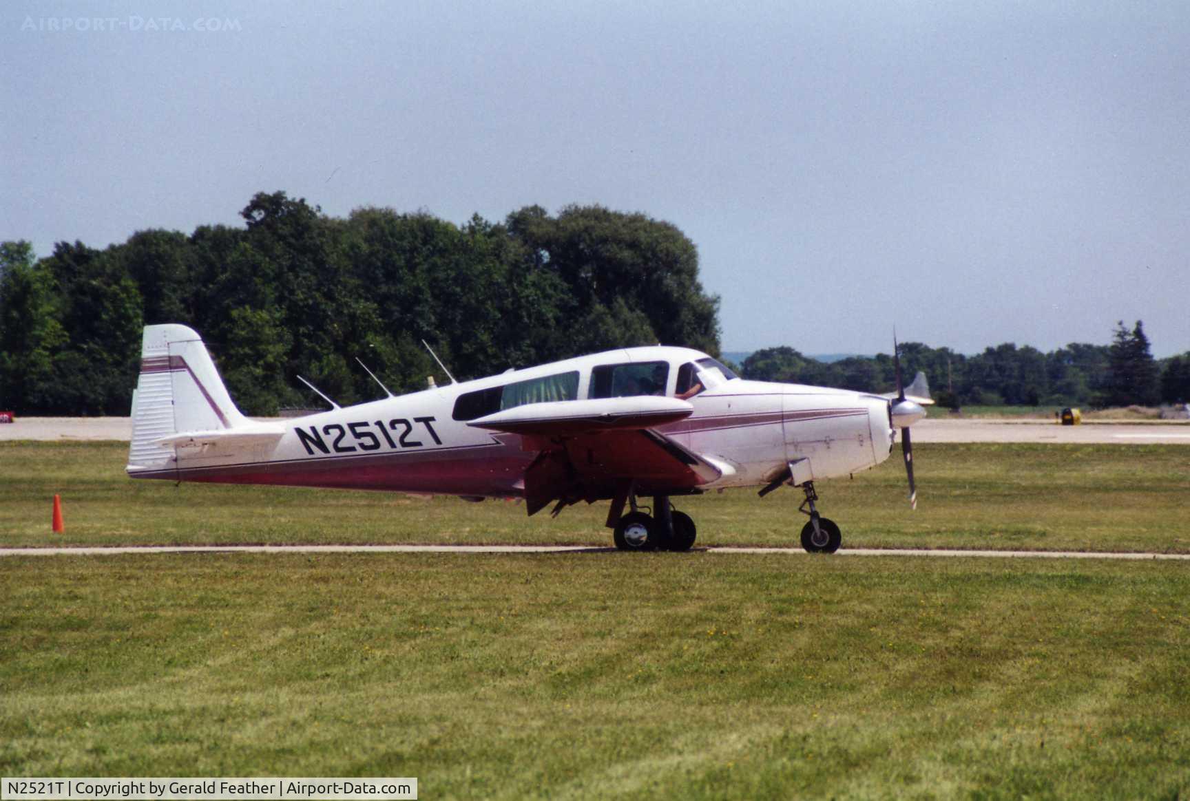 N2521T, 1968 Navion Rangemaster H C/N NAV-4-2519, Taxiing for departure