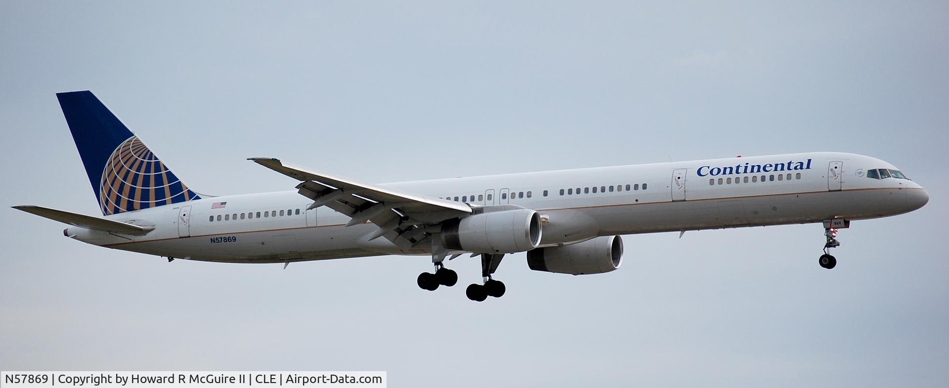 N57869, 2002 Boeing 757-33N C/N 32593, Cleveland Hopkins Airport