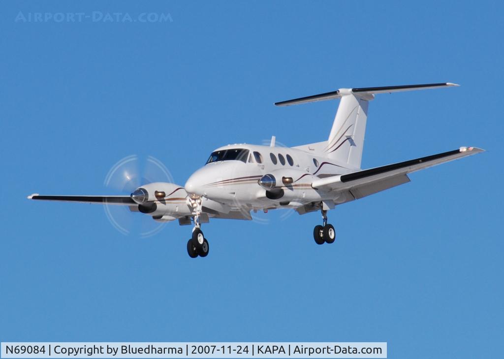 N69084, 1982 Beech F90 King Air C/N LA-157, Approach to 17L