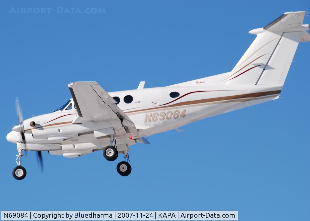 N69084, 1982 Beech F90 King Air C/N LA-157, Approach to 17L