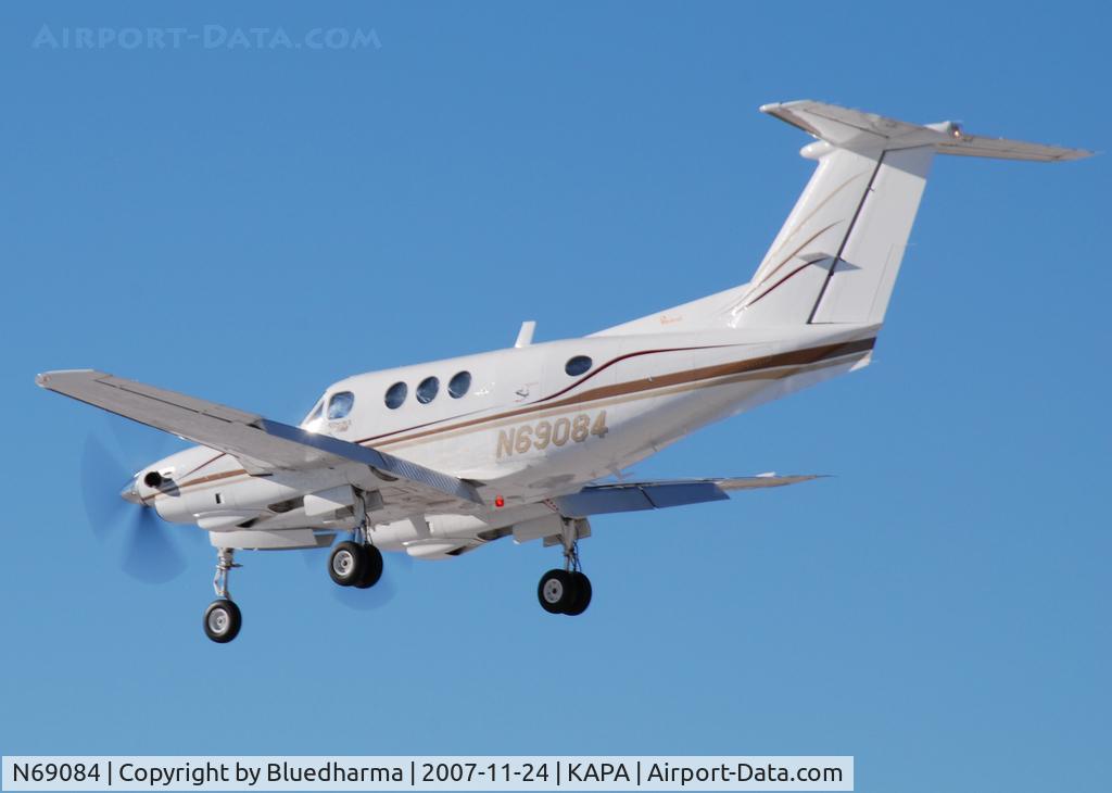 N69084, 1982 Beech F90 King Air C/N LA-157, Approach to 17L