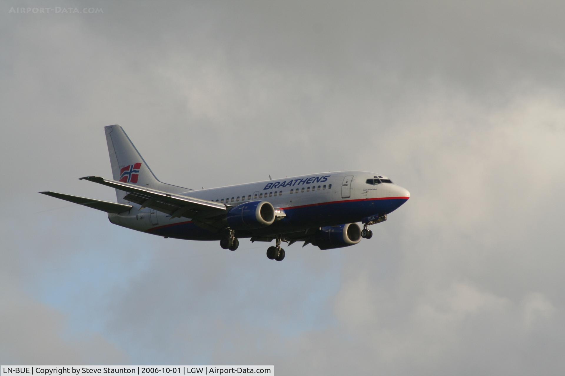 LN-BUE, 1996 Boeing 737-505 C/N 27627, Taken at Gatwick Airport October 2006