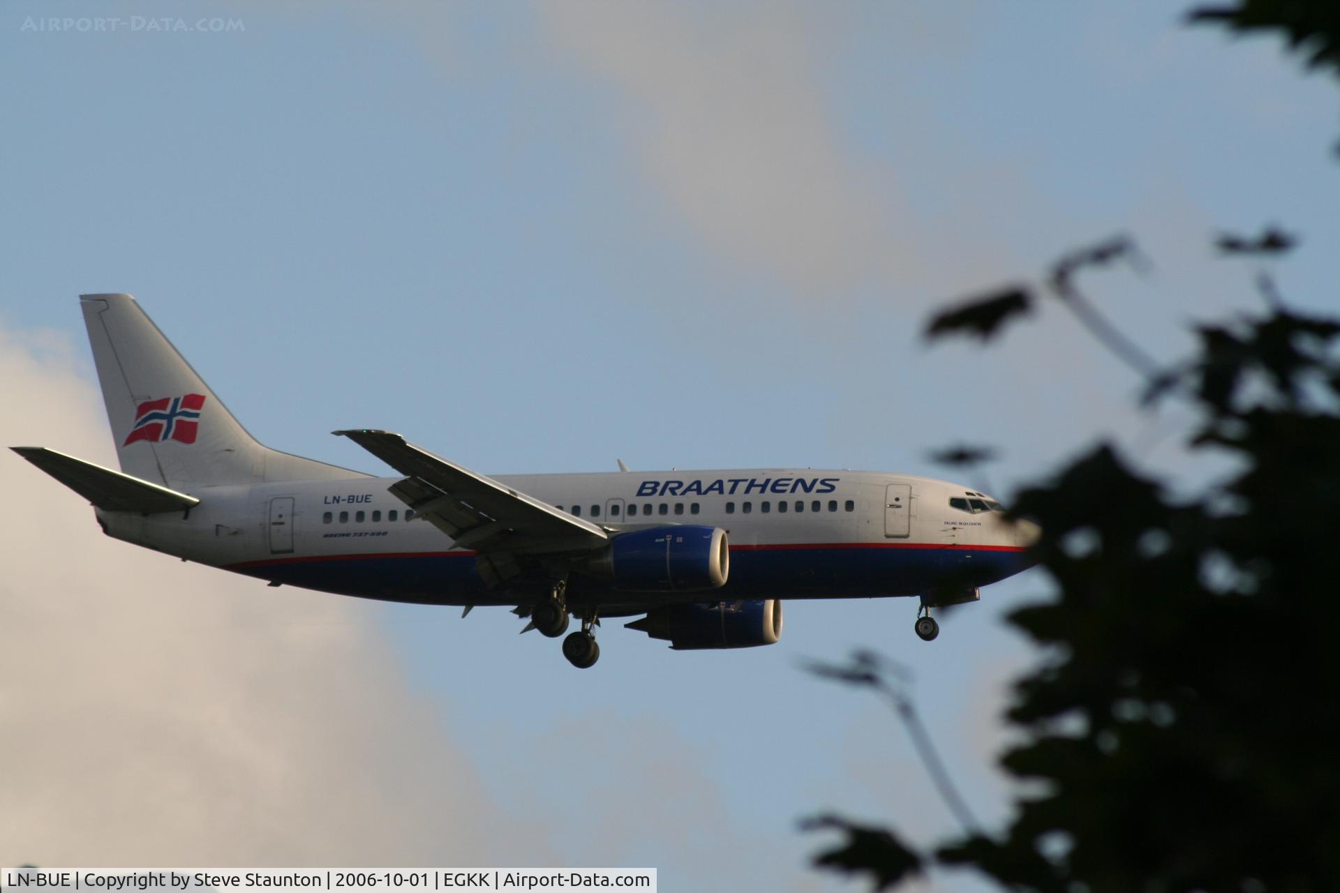 LN-BUE, 1996 Boeing 737-505 C/N 27627, Taken at Gatwick Airport October 2006