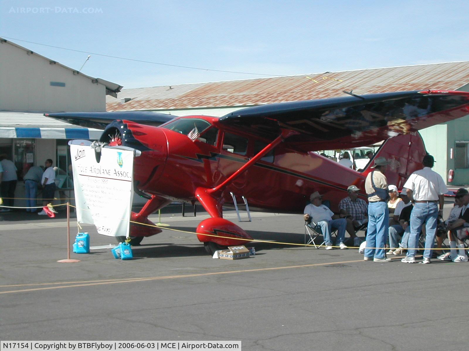 N17154, 1941 Stinson SR-9B Reliant C/N 5115, A group of 