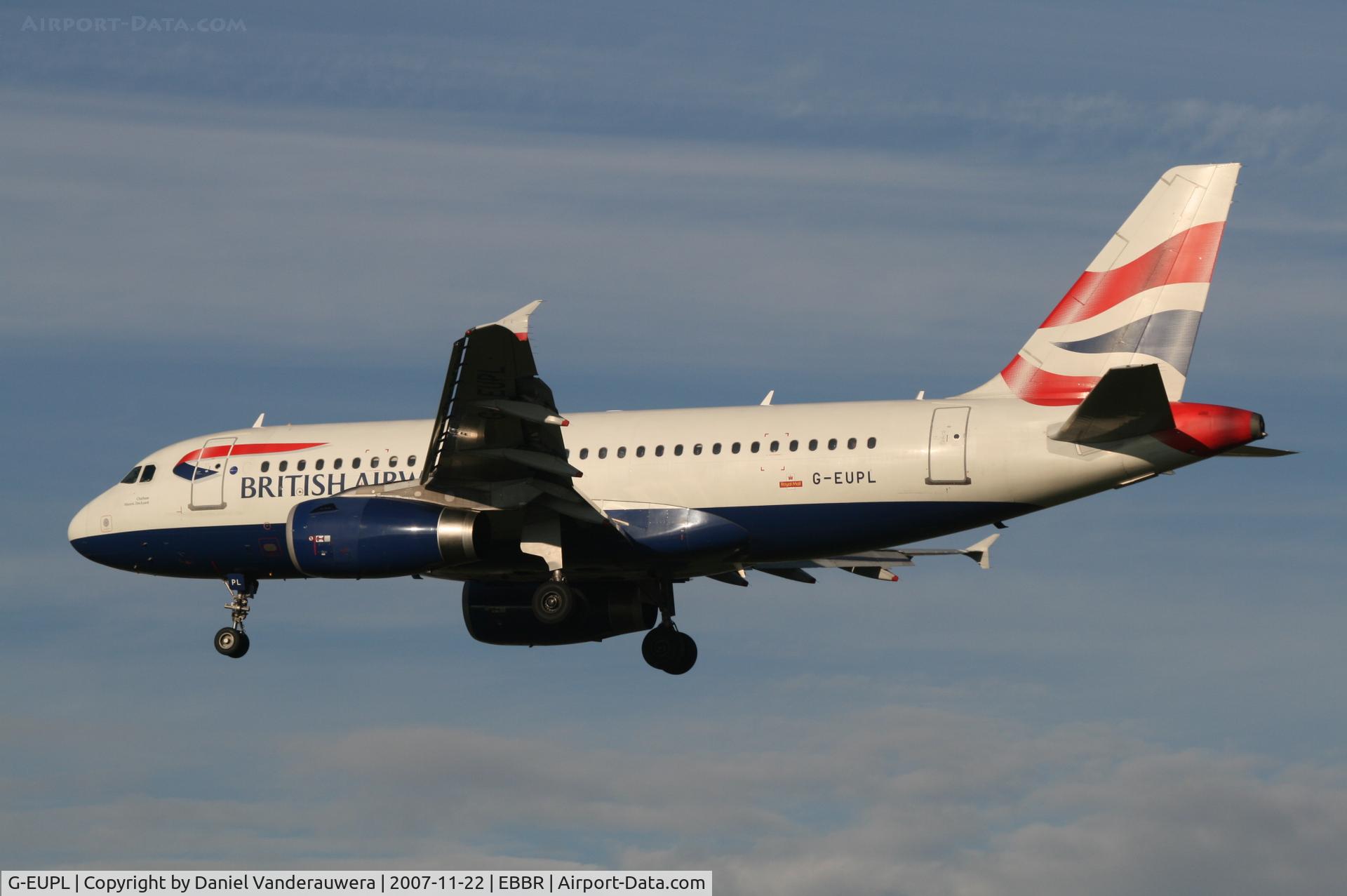 G-EUPL, 2000 Airbus A319-131 C/N 1239, flight BA392 is descending to rwy 25L