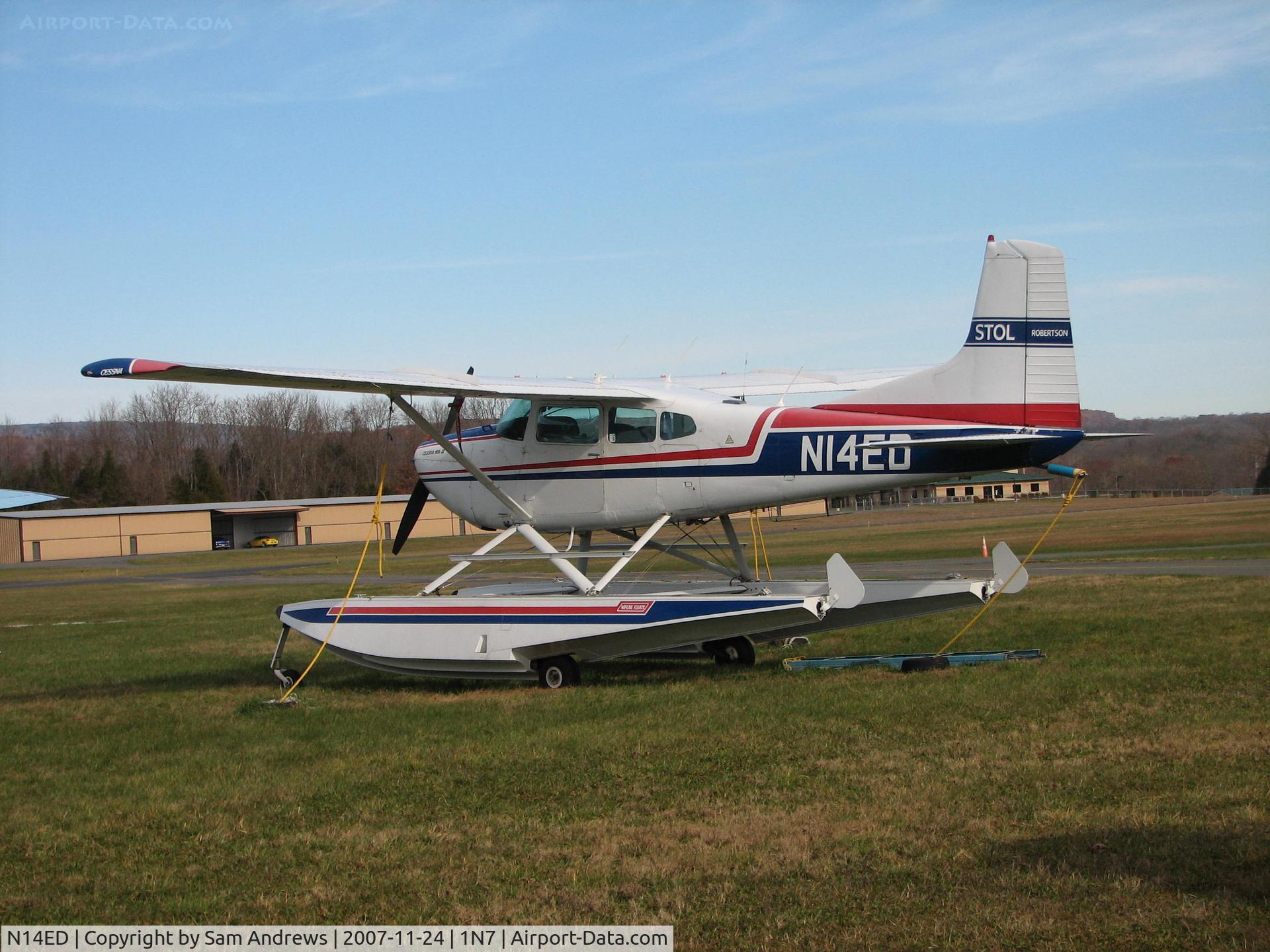N14ED, 1972 Cessna A185F Skywagon 185 C/N 18502107, Nice lookin' Amphib!  It's not like there is no place to make a water landing in NJ.
