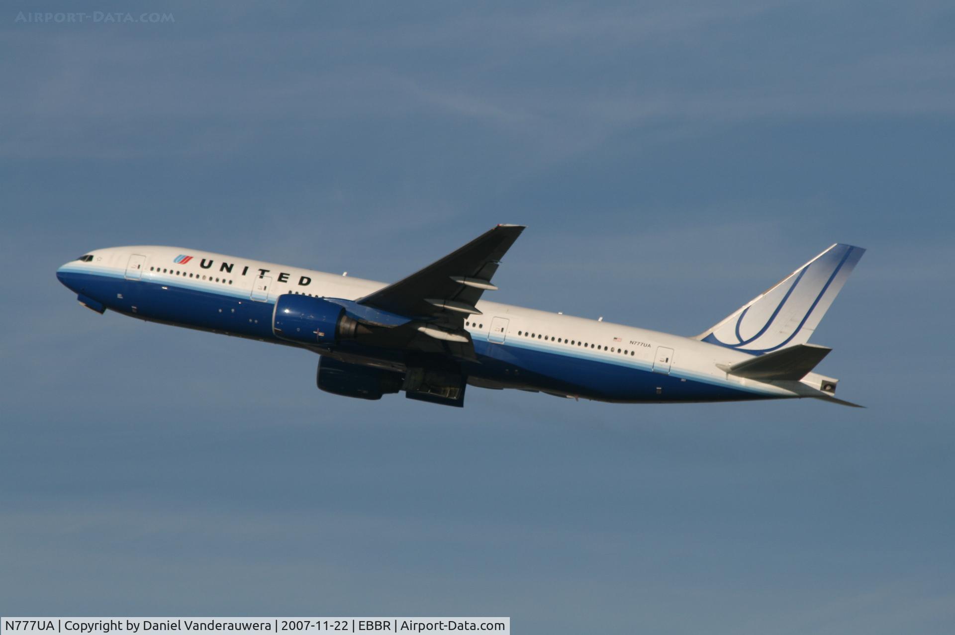 N777UA, 1995 Boeing 777-222 C/N 26916, taking off from rwy 25R