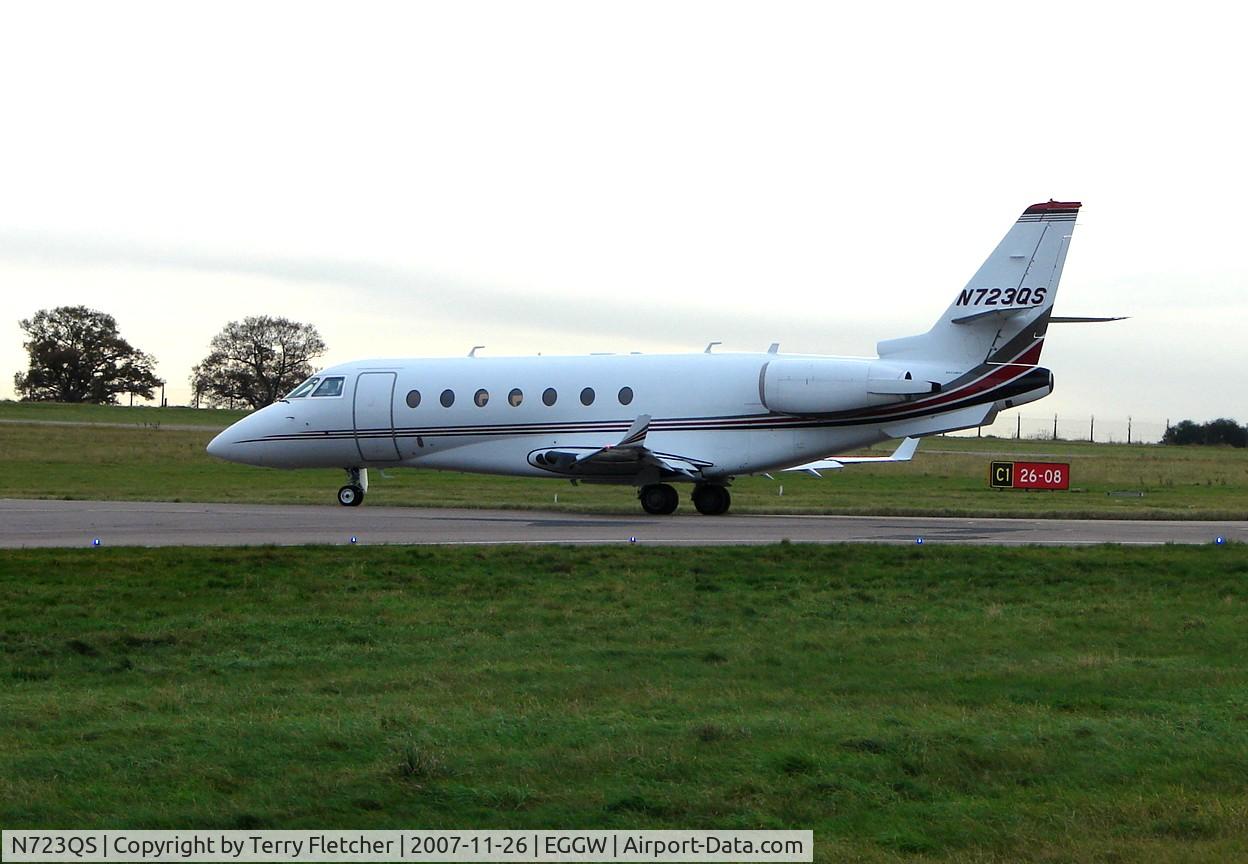 N723QS, 2004 Israel Aircraft Industries Gulfstream 200 C/N 099, This Netjets G200 departs Luton in the gloom for Farnborough