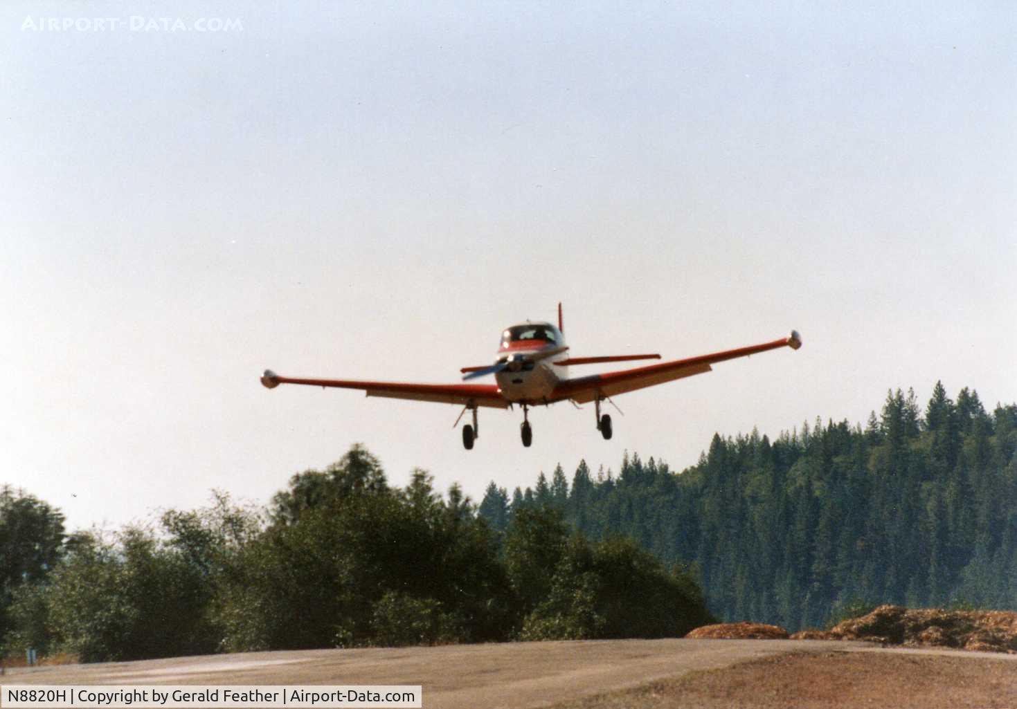 N8820H, 1947 North American NAVION C/N NAV-4-820, Approaching to land