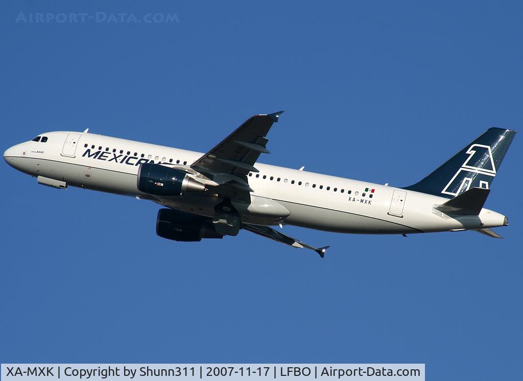 XA-MXK, Airbus A320-232 C/N 3304, Take off rwy 32L as delivery day