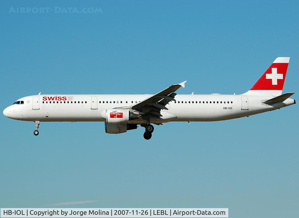HB-IOL, 1999 Airbus A321-111 C/N 1144, Clear to land RWY 25R.