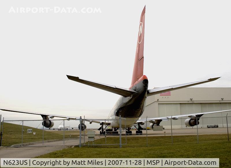 N623US, 1979 Boeing 747-251B C/N 21705, Look what's on the ground between engine #1 and 2