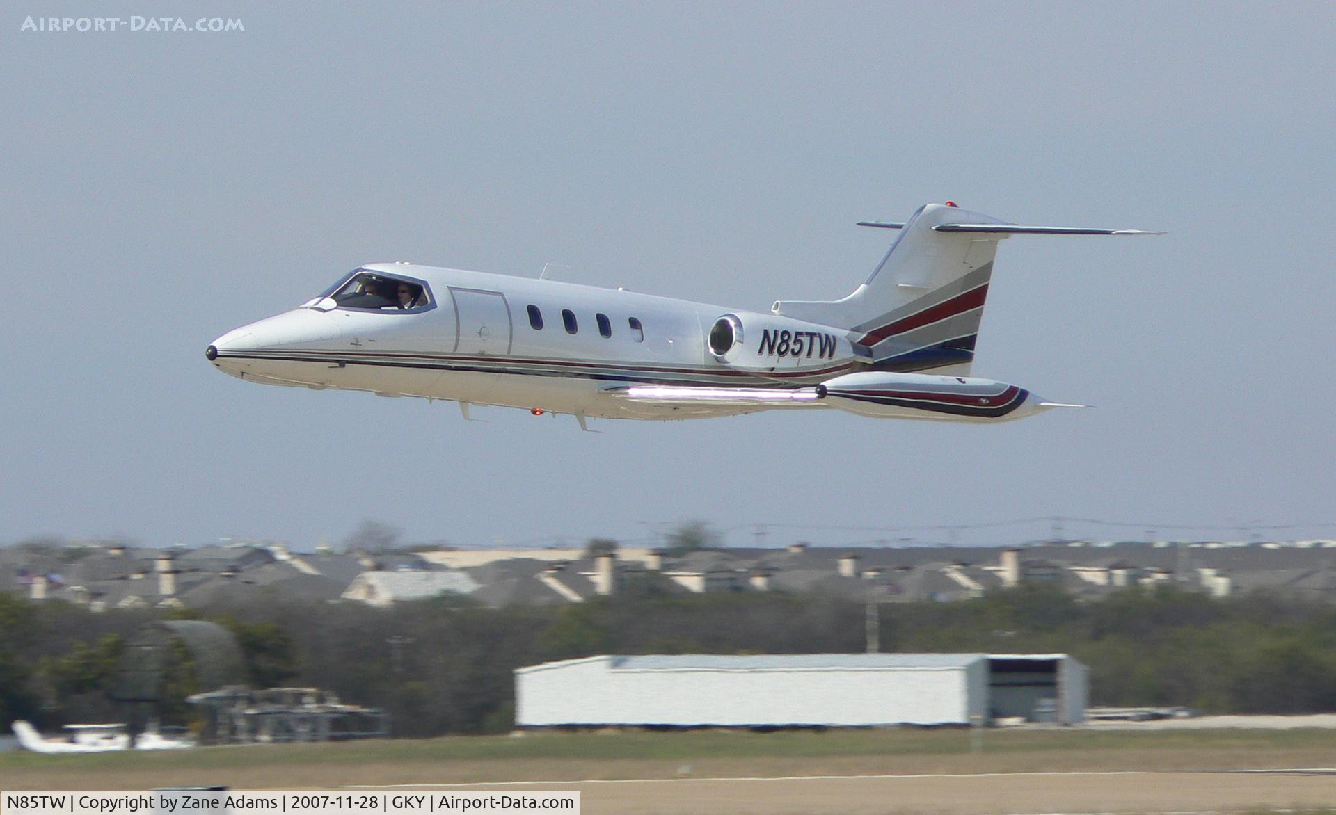 N85TW, 1978 Gates Learjet 25D C/N 251, Zoom!