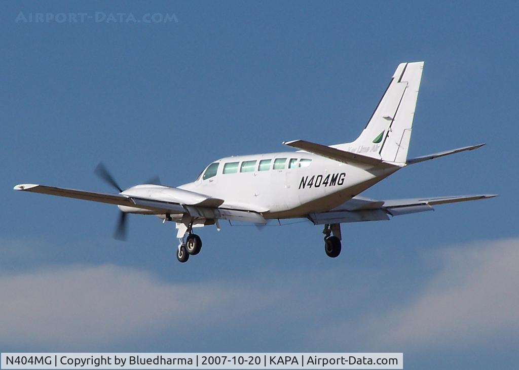 N404MG, Cessna 404 Titan C/N 404-0813, Landing on 17L