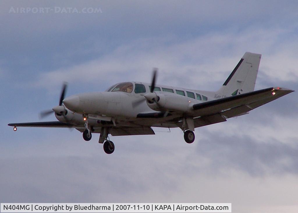 N404MG, Cessna 404 Titan C/N 404-0813, Landing on 17L
