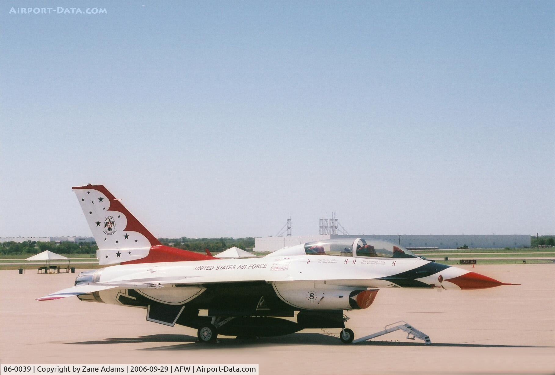 86-0039, 1986 General Dynamics F-16D Fighting Falcon C/N 5D-43, Thunderbird - #8 at Alliance Airshow 2006