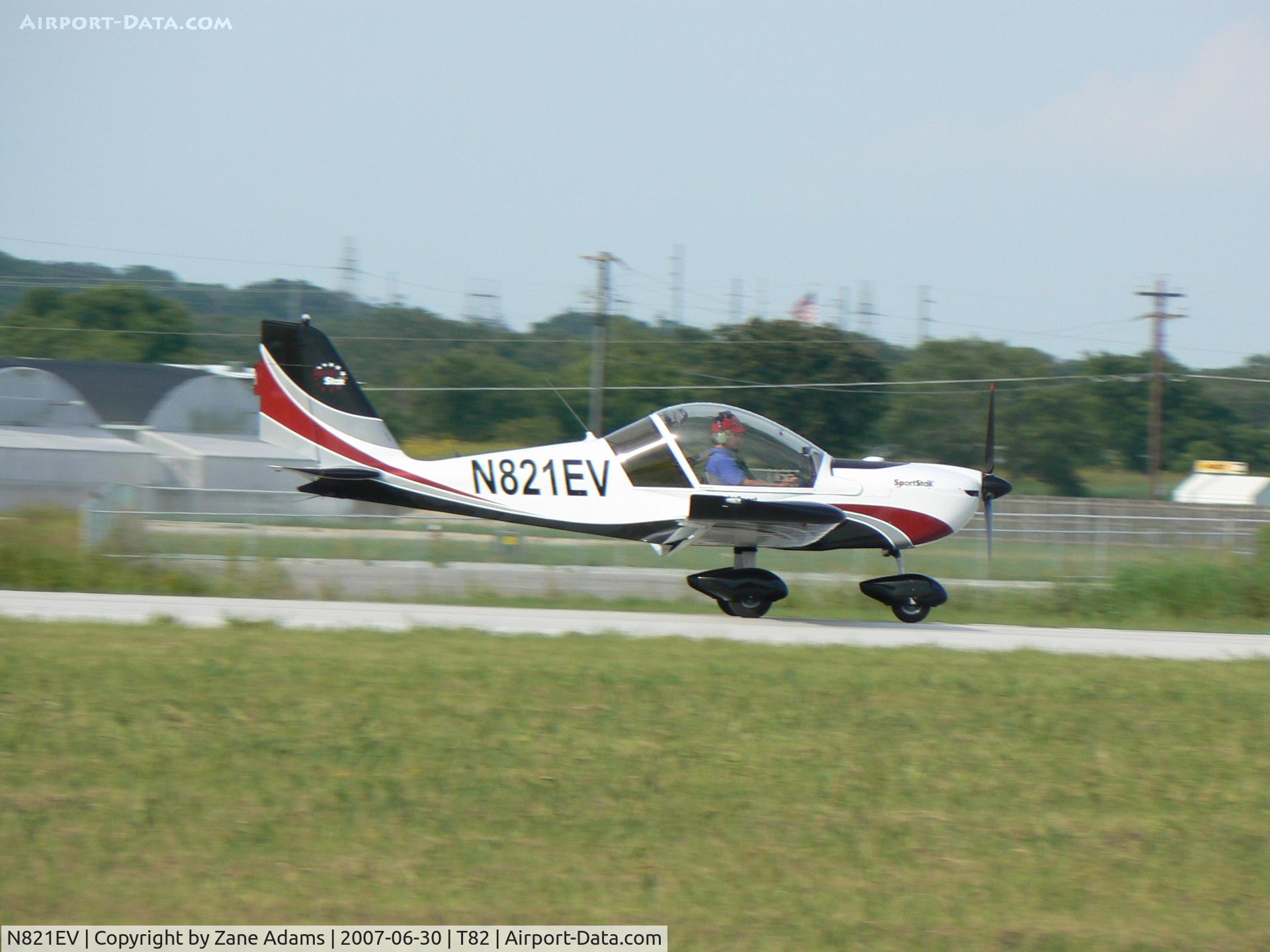 N821EV, 2007 Evektor-Aerotechnik SPORTSTAR C/N 20070821, Landing at Fredericksburg, TX