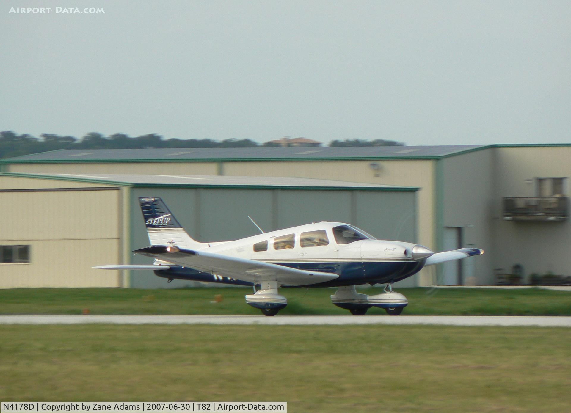 N4178D, 2000 Piper PA-28-181 C/N 2843373, Takeoff at Fredericksburg, TX