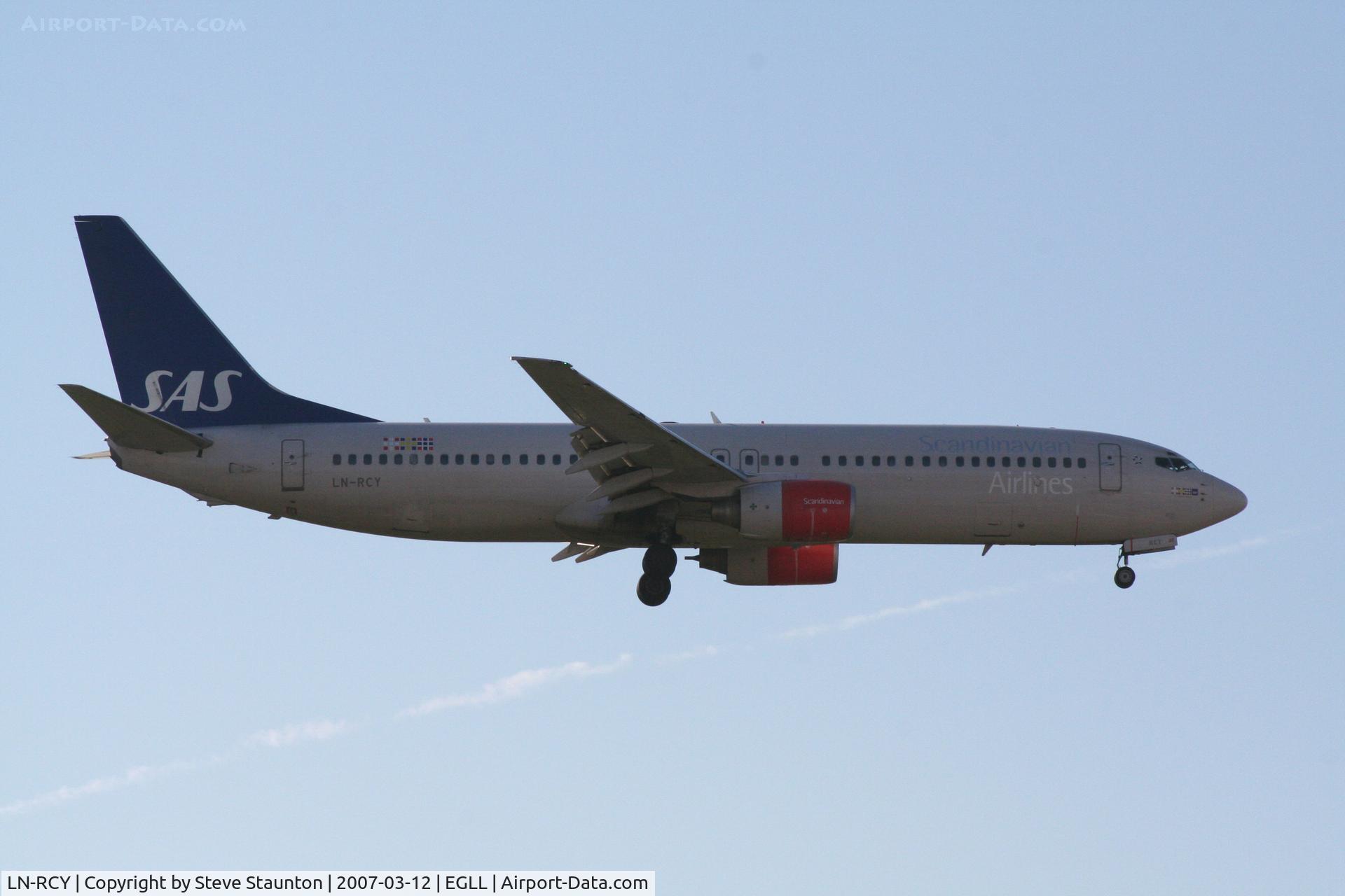 LN-RCY, 2001 Boeing 737-883 C/N 28324, Taken at Heathrow Airport March 2007