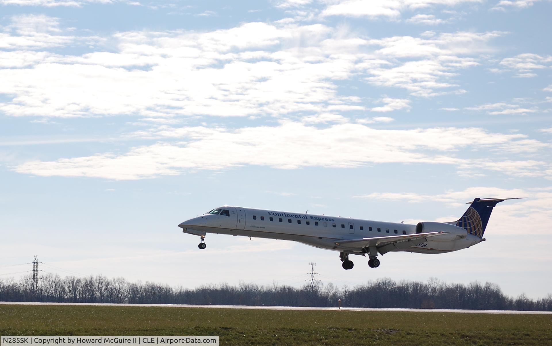 N285SK, 2001 Embraer EMB-145LR C/N 145435, Cleveland Hopkins Airport