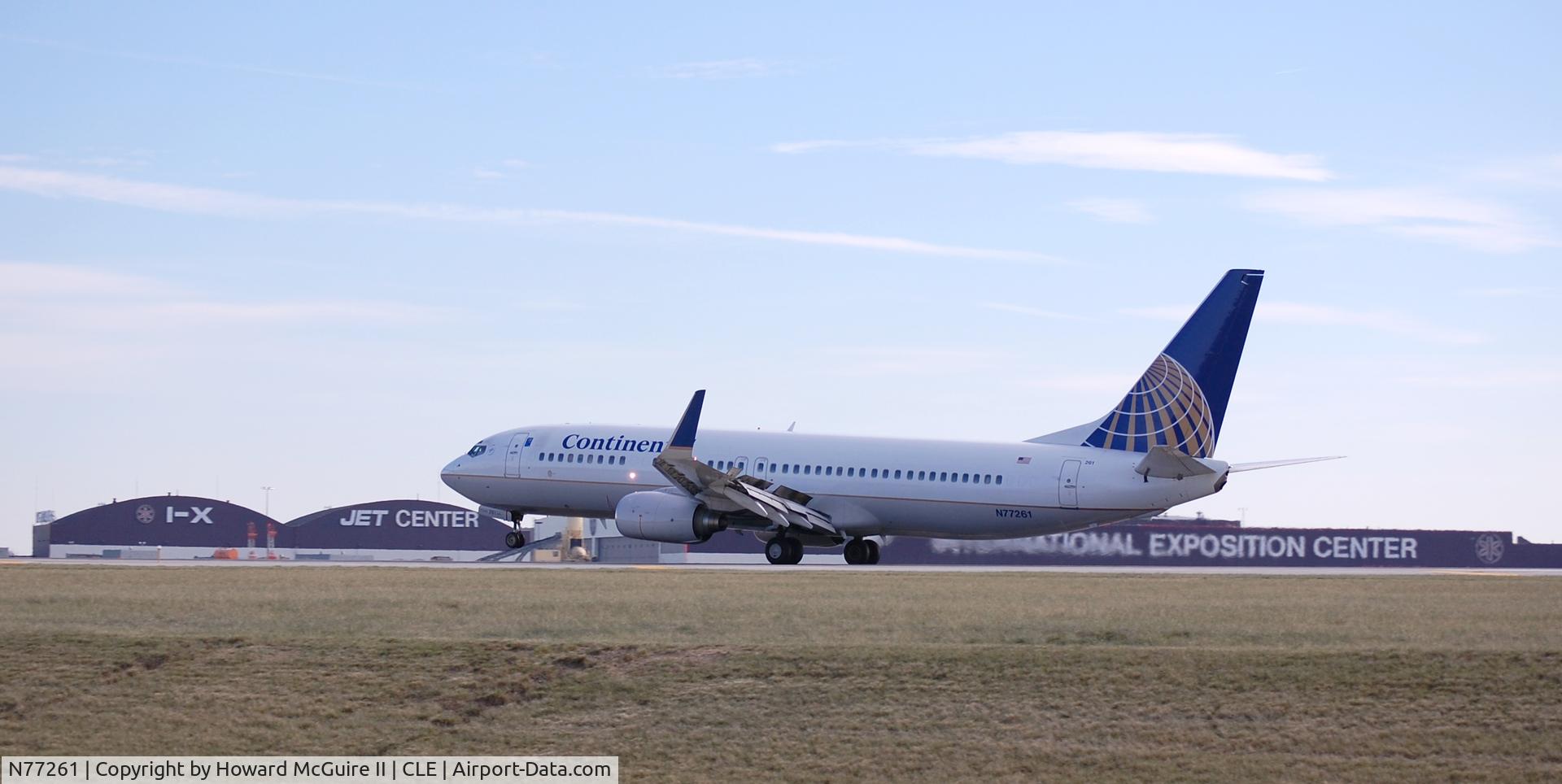 N77261, 2001 Boeing 737-824 C/N 31582, Cleveland Hopkins Airport