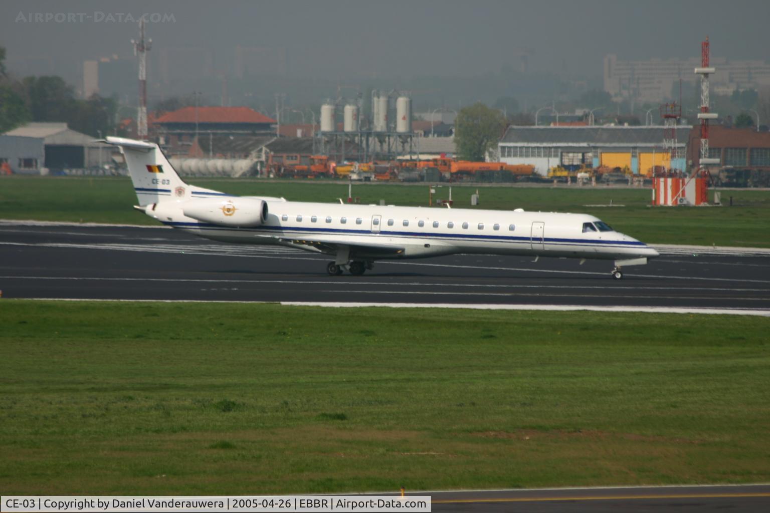 CE-03, 2001 Embraer ERJ-145LR (EMB-145LR) C/N 145526, taxiing to take off on rwy 25R