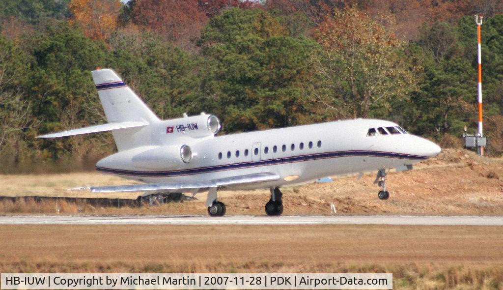 HB-IUW, 1995 Dassault Falcon 900B C/N 150, Departing PDK enroute to ORL
