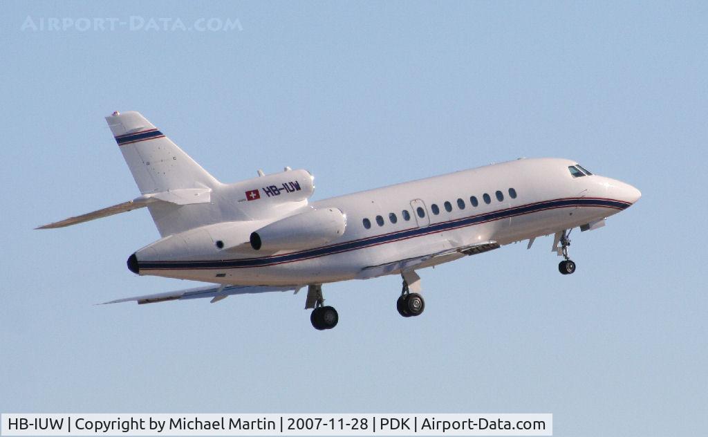 HB-IUW, 1995 Dassault Falcon 900B C/N 150, Departing PDK enroute to ORL