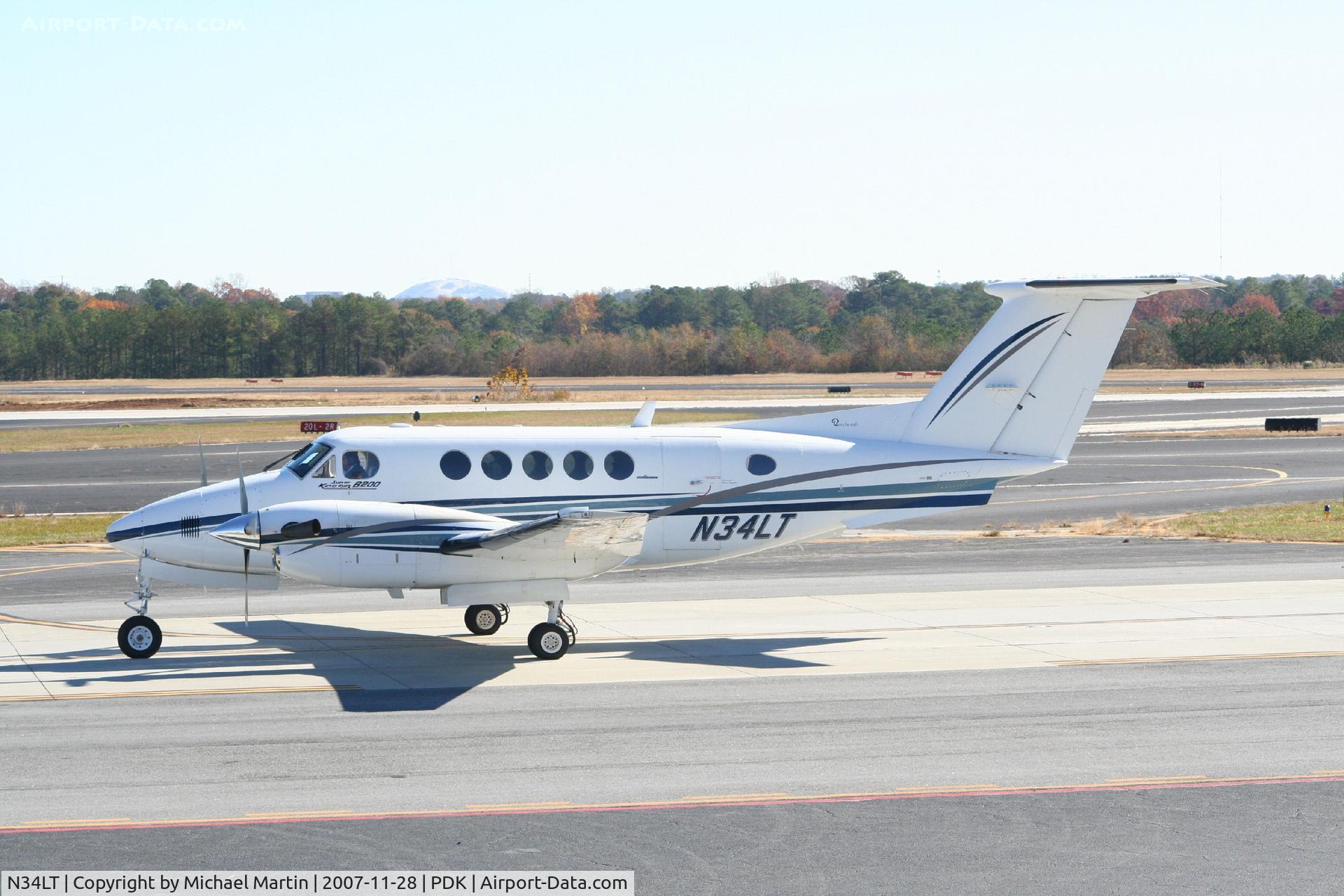 N34LT, 1992 Beech B200 King Air C/N BB-1437, Taxing to Epps Air Service