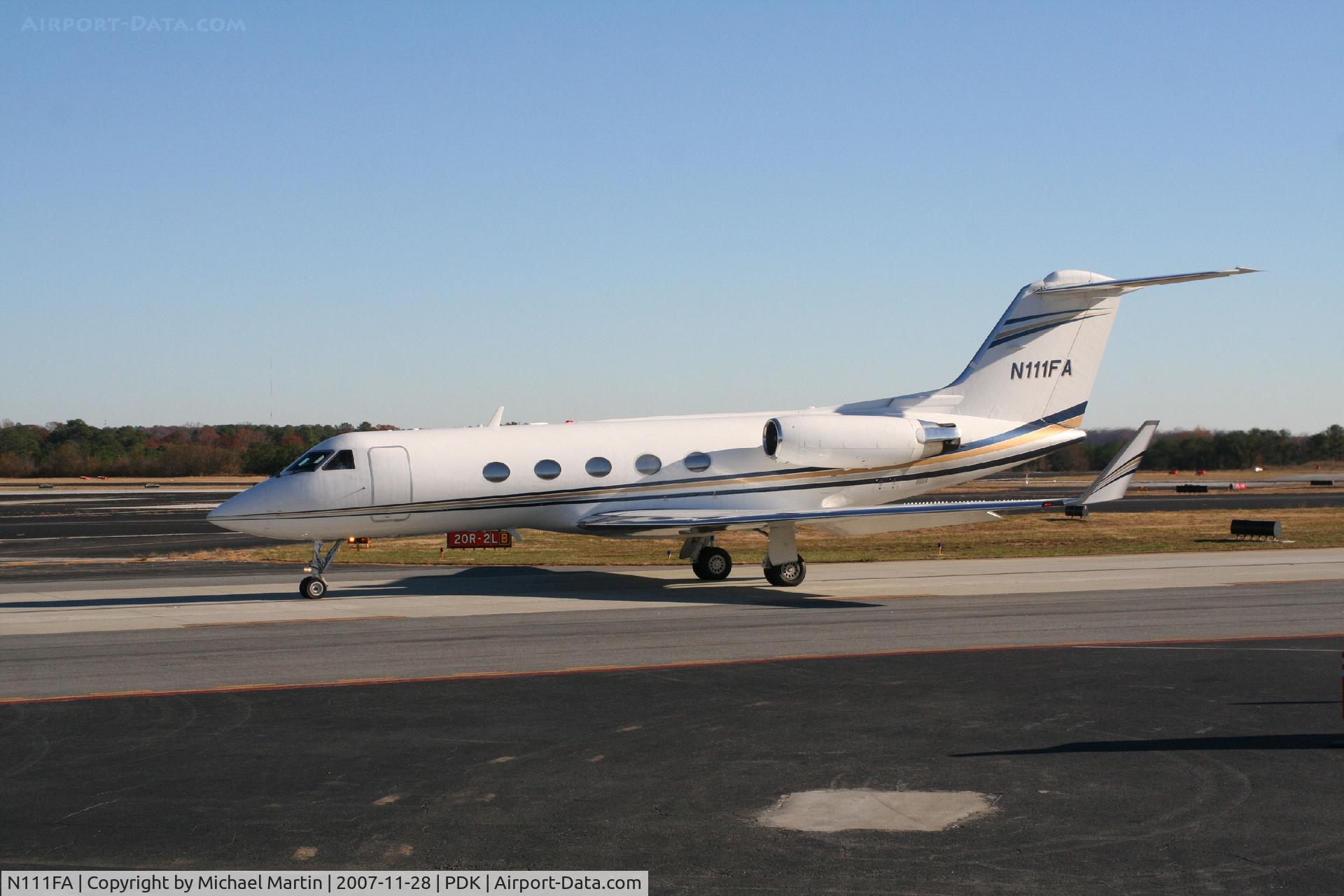 N111FA, 1980 Gulfstream American G-1159A Gulfstream III C/N 307, Taxing to Signature Flight Services