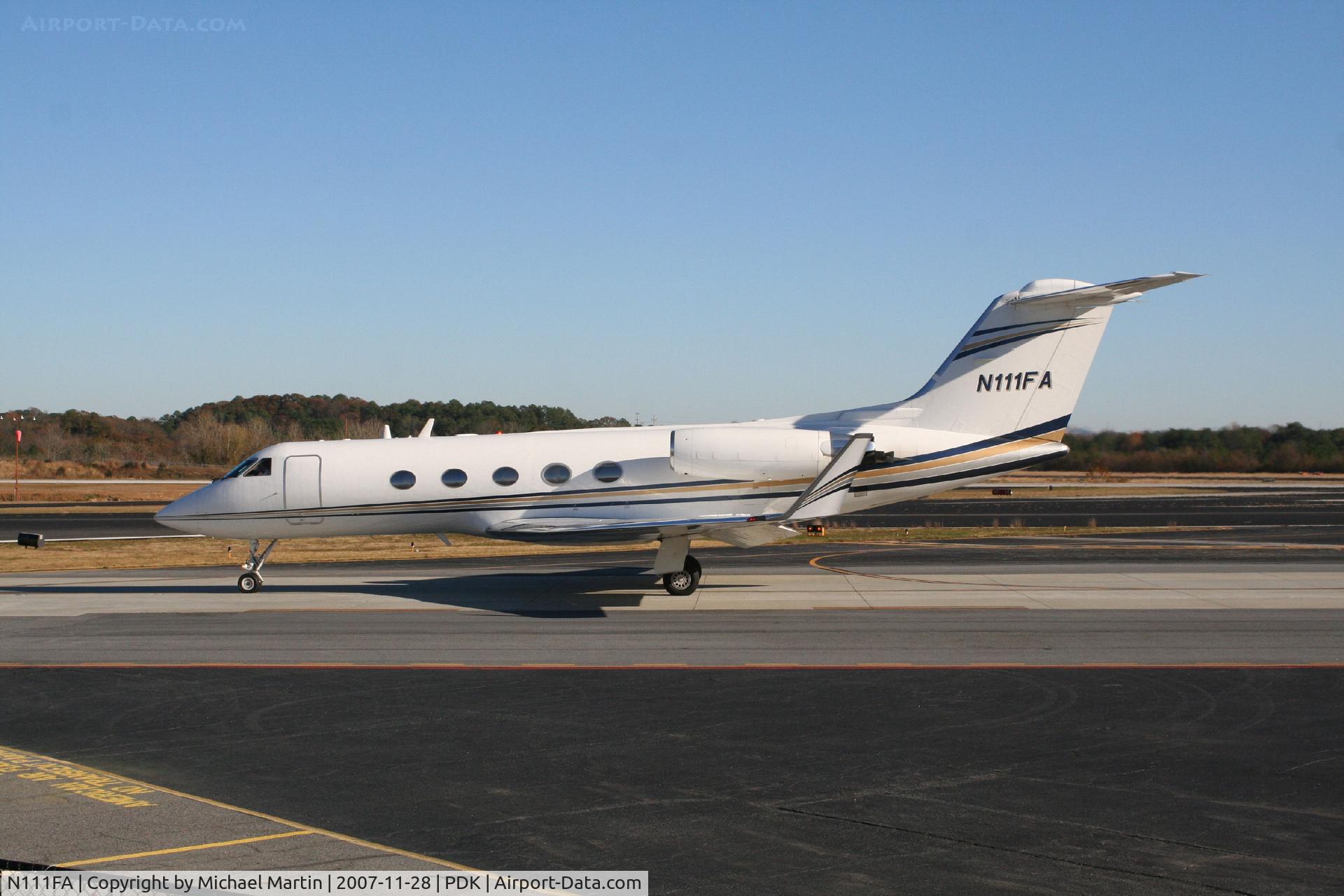 N111FA, 1980 Gulfstream American G-1159A Gulfstream III C/N 307, Taxing to Signature Flight Services