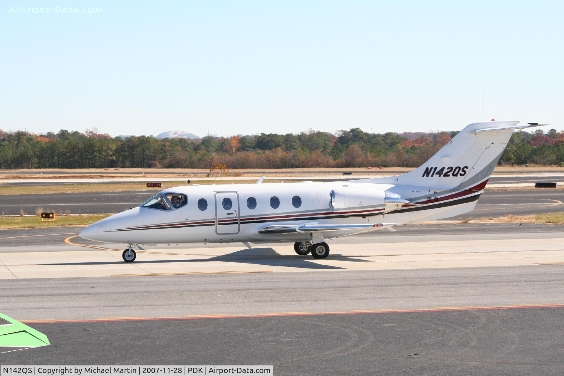 N142QS, 2005 Raytheon Beechjet 400A C/N RK-432, Taxing to Signature Flight Services