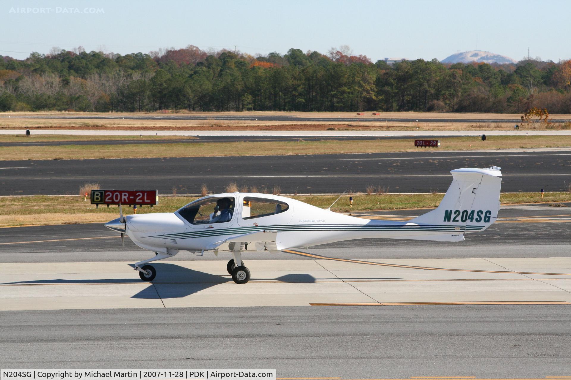 N204SG, 2005 Diamond DA-40 Diamond Star C/N 40.482, Taxing to Epps Air Service