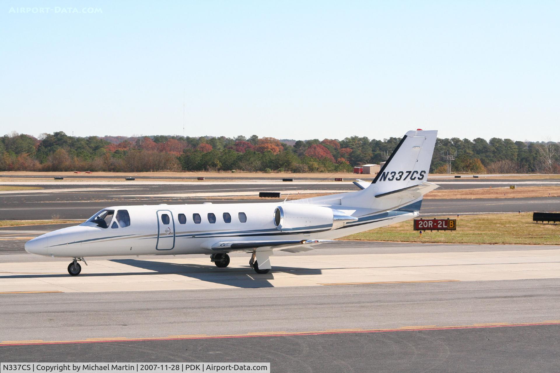 N337CS, 2004 Cessna 550 Citation Bravo C/N 550-1097, Taxing to Signature Flight Services