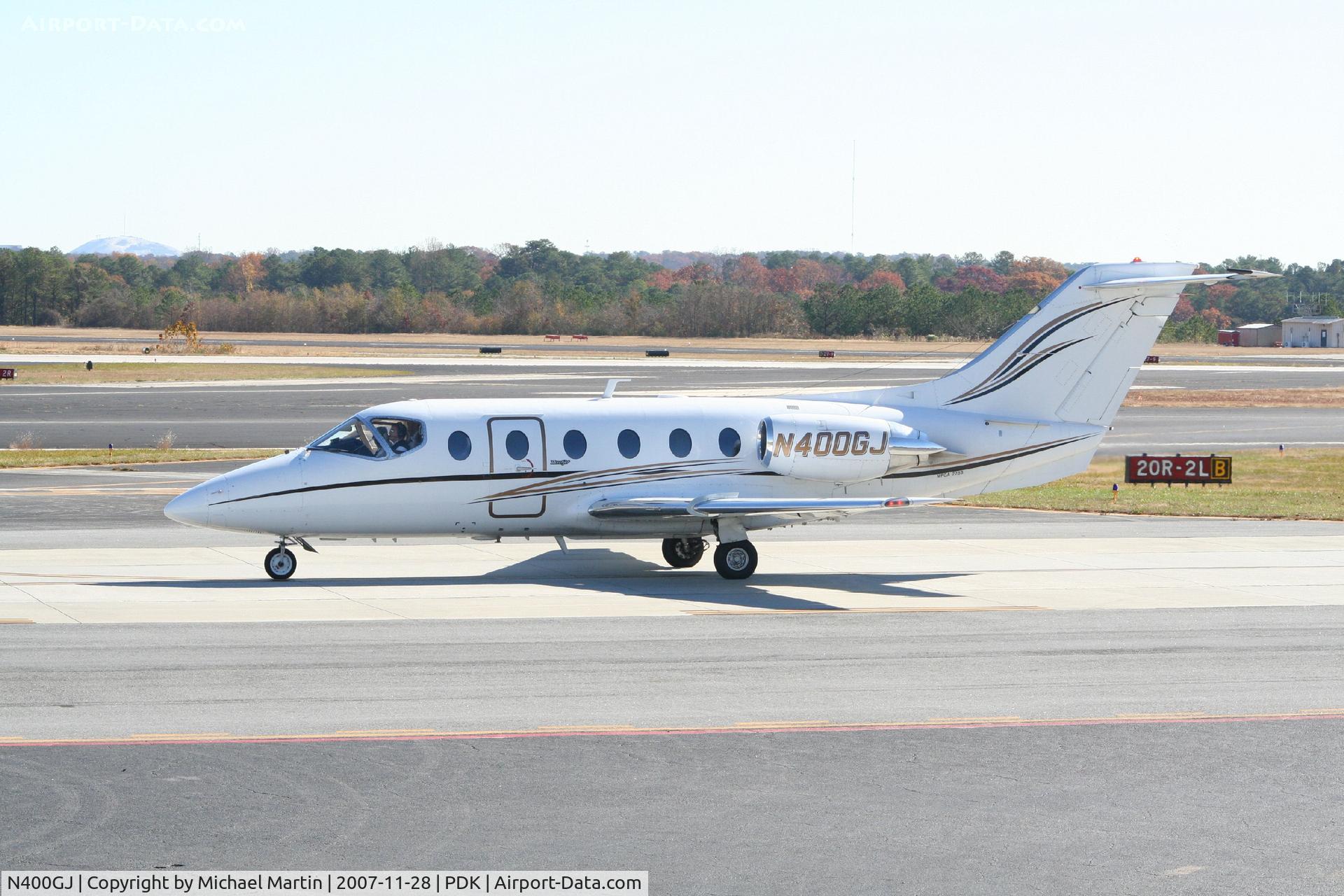 N400GJ, 1988 Beech 400 Beechjet C/N RJ-23, Taxing to Runway 20L