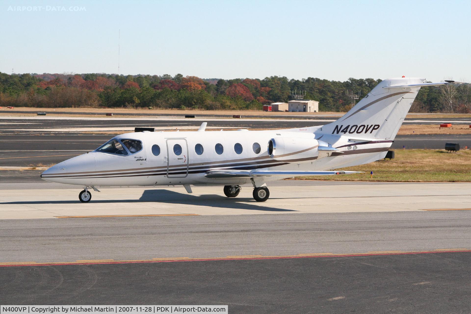 N400VP, 1996 Beech 400A Beechjet C/N RK-110, Taxing to Signature Flight Services