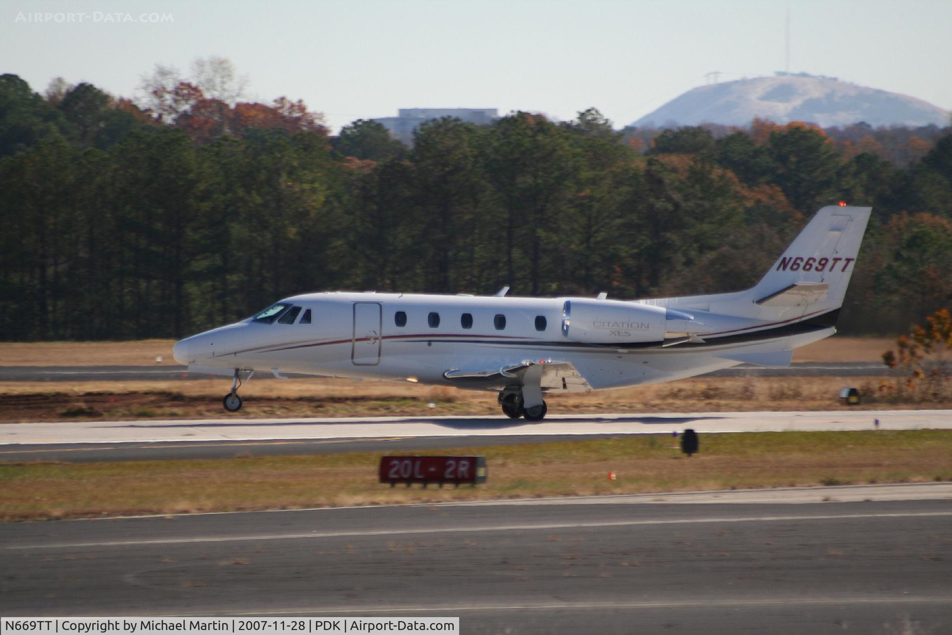 N669TT, 2007 Cessna 560XL C/N 560-5684, Taking off from Runway 2R