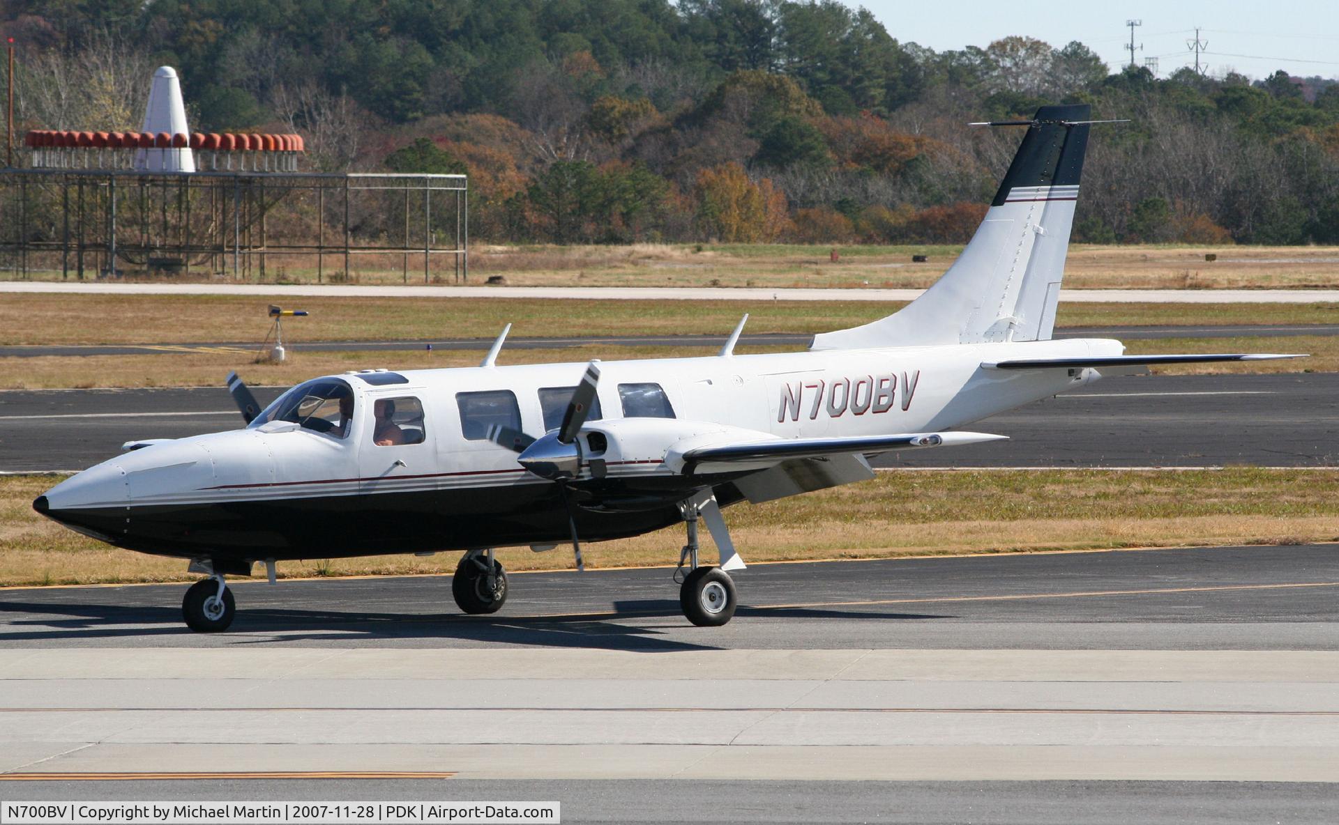 N700BV, 1977 Smith Aerostar 601P C/N 61P-0448-171, Taxing to Epps Air Service