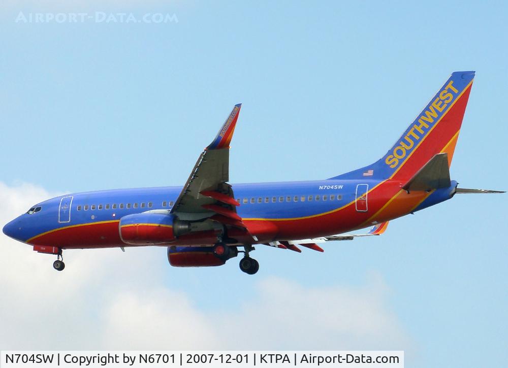 N704SW, 1998 Boeing 737-7H4 C/N 27838, 36L