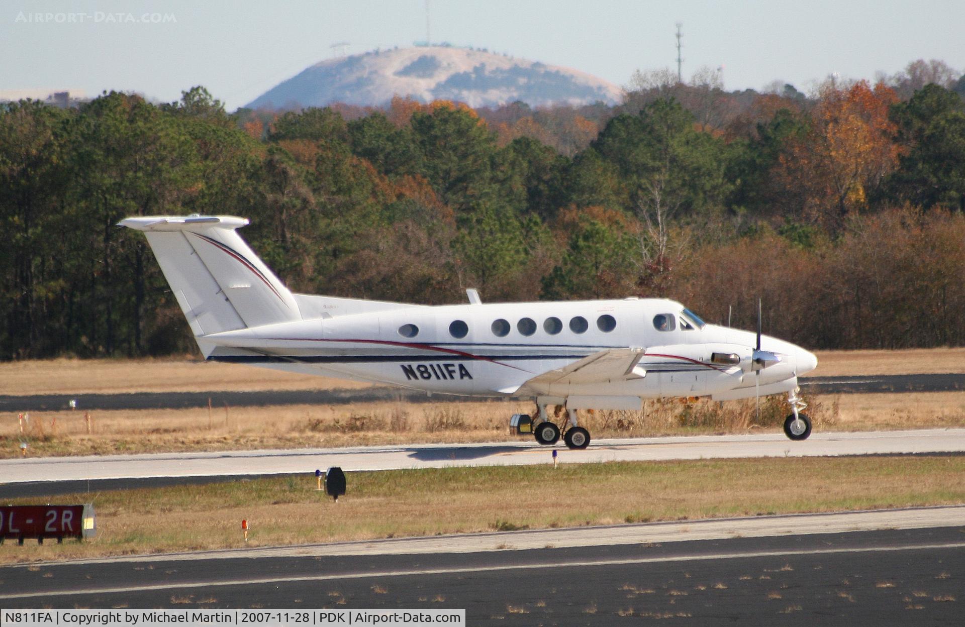N811FA, 1980 Beech 200 C/N BB-678, Landing Runway 20R