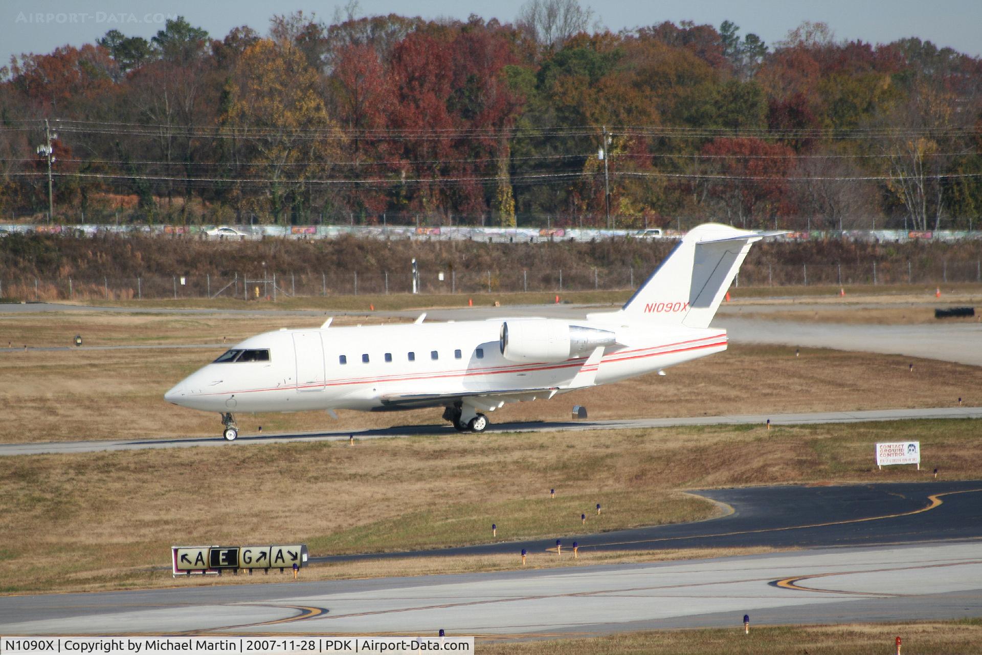 N1090X, 2004 Bombardier Challenger 604 (CL-600-2B16) C/N 5576, Taxing to Signature Flight Services