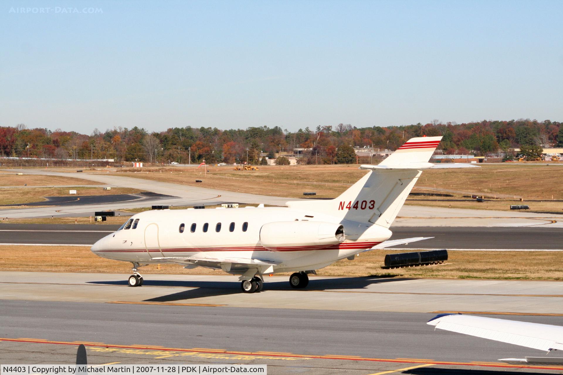 N4403, 2000 Raytheon Hawker 800XP C/N 258480, Taxing to Epps Air Service