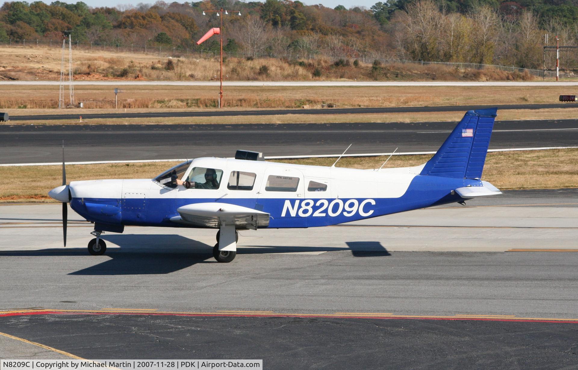 N8209C, 1975 Piper PA-32R-300 Cherokee Lance C/N 32R-7680082, Taxing to Epps Air Service