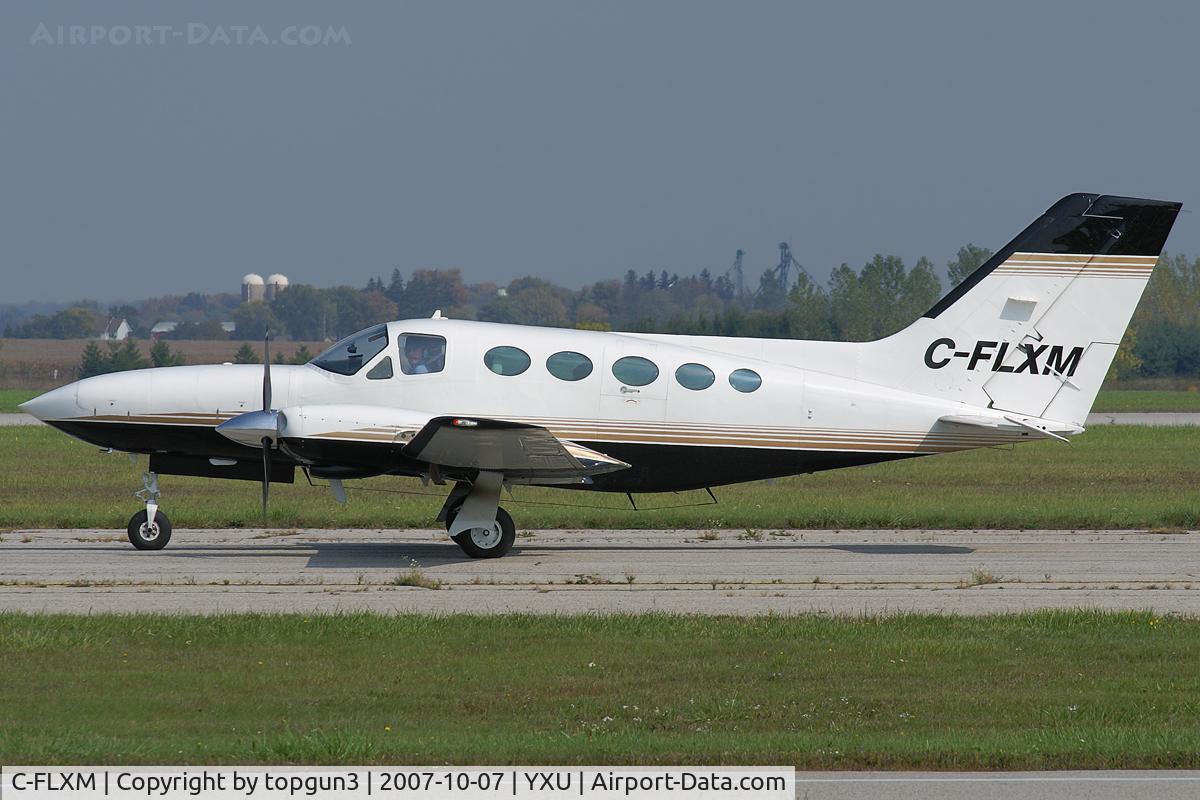 C-FLXM, 1980 Cessna 414A Chancellor C/N 414A0605, Taxiing on Golf.