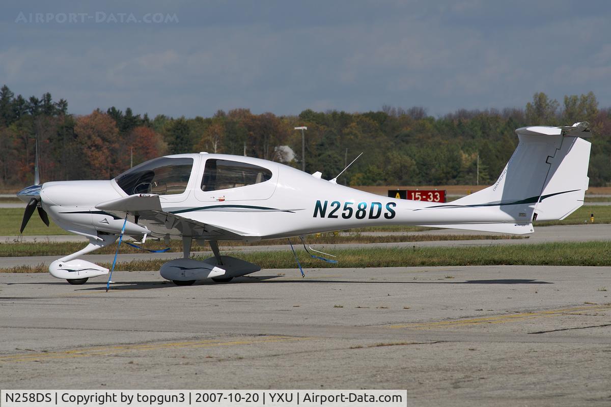 N258DS, Diamond DA-40 Diamond Star C/N 40.1016, Parked by Diamond Flight Centre.