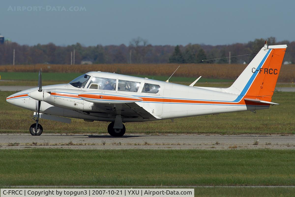 C-FRCC, 1967 Piper PA-30-160 B Twin Comanche C/N 30-1493, Taxiing on Golf.